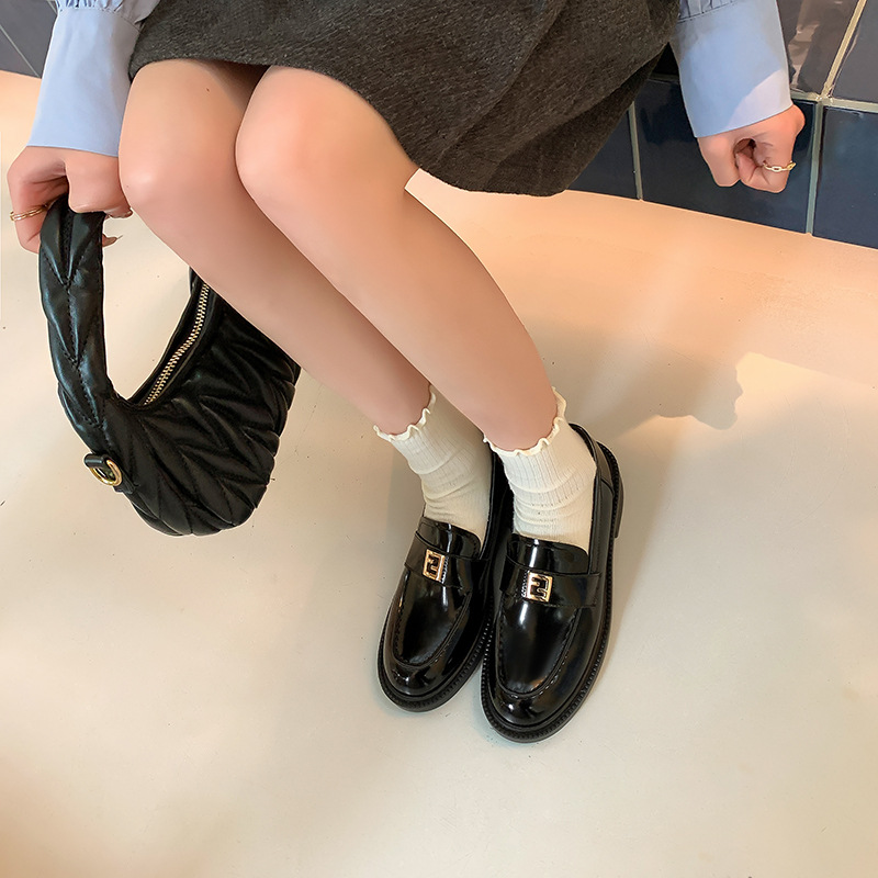 Uva mamá primavera nuevo oro pequeño cuadrado hebilla estilo británico todo partido de punta redonda talón grueso Lefu pequeños zapatos de cuero para mujeres