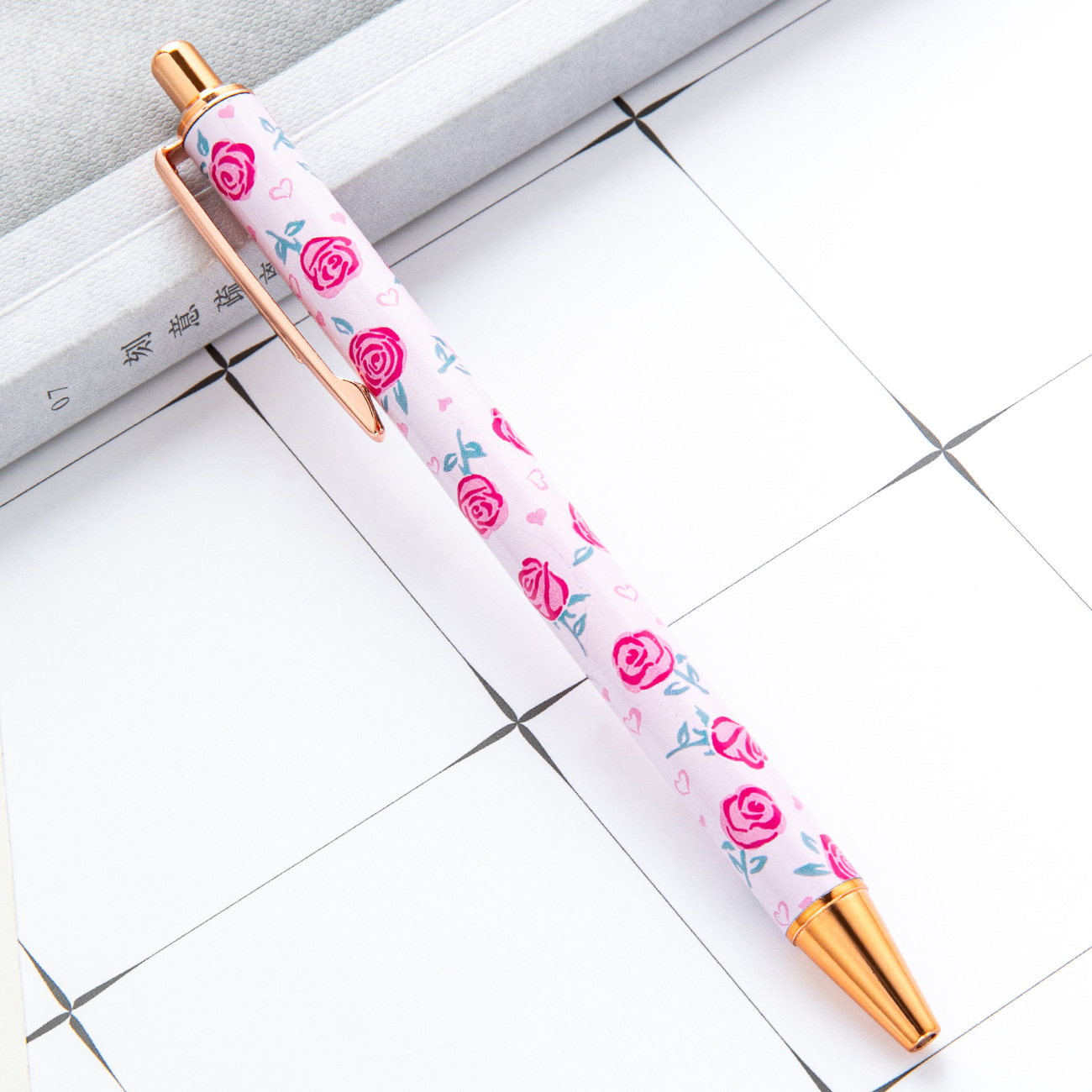 Nueva serie de bolígrafo de impresión multicolor de transferencia térmica bolígrafo de película de flores adorable viento de estudiantes bolígrafo de metal