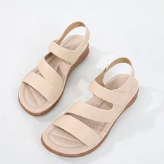 中高年のお母さんのサンダルの女性の夏の新型のフラットで快適な皮の表面の柔らかい底の滑り止めの1字は足の幅の太い女性の靴を持ちます。