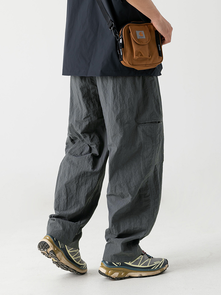 Pantalones casuales de ropa de trabajo de tela antisalpicaduras ligeramente arrugadas para hombres 2025 primavera nuevo cinturón con hebilla pantalones largos funcionales al aire libre