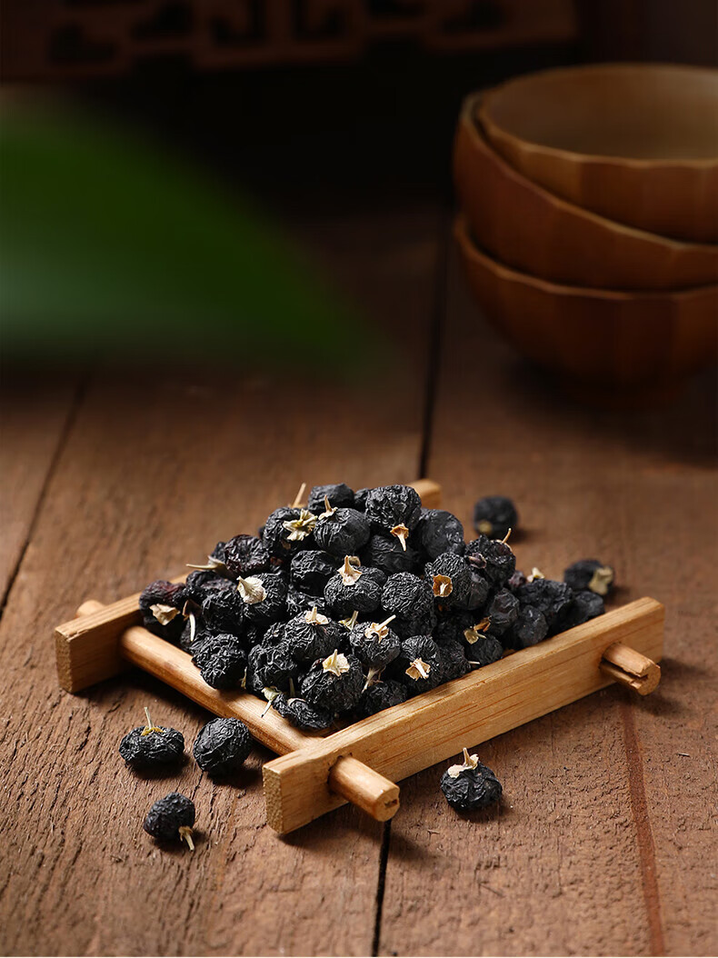 Black Goji Berry and American Ginseng Gift Box 200g Dried Herbal Duo for Decoction and Tea in use
