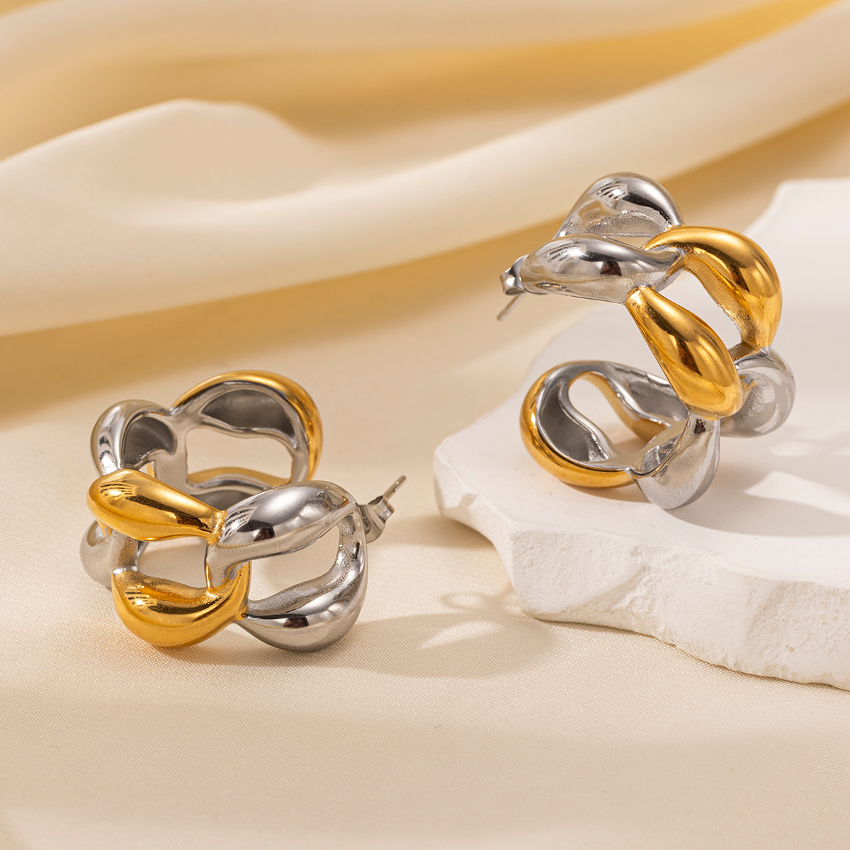 Taina estilo europeo y americano pendientes de acero inoxidable lujo ligero de alta calidad estilo de diseño versátil sensación de pendientes de acero de titanio para mujeres no se desvanecen