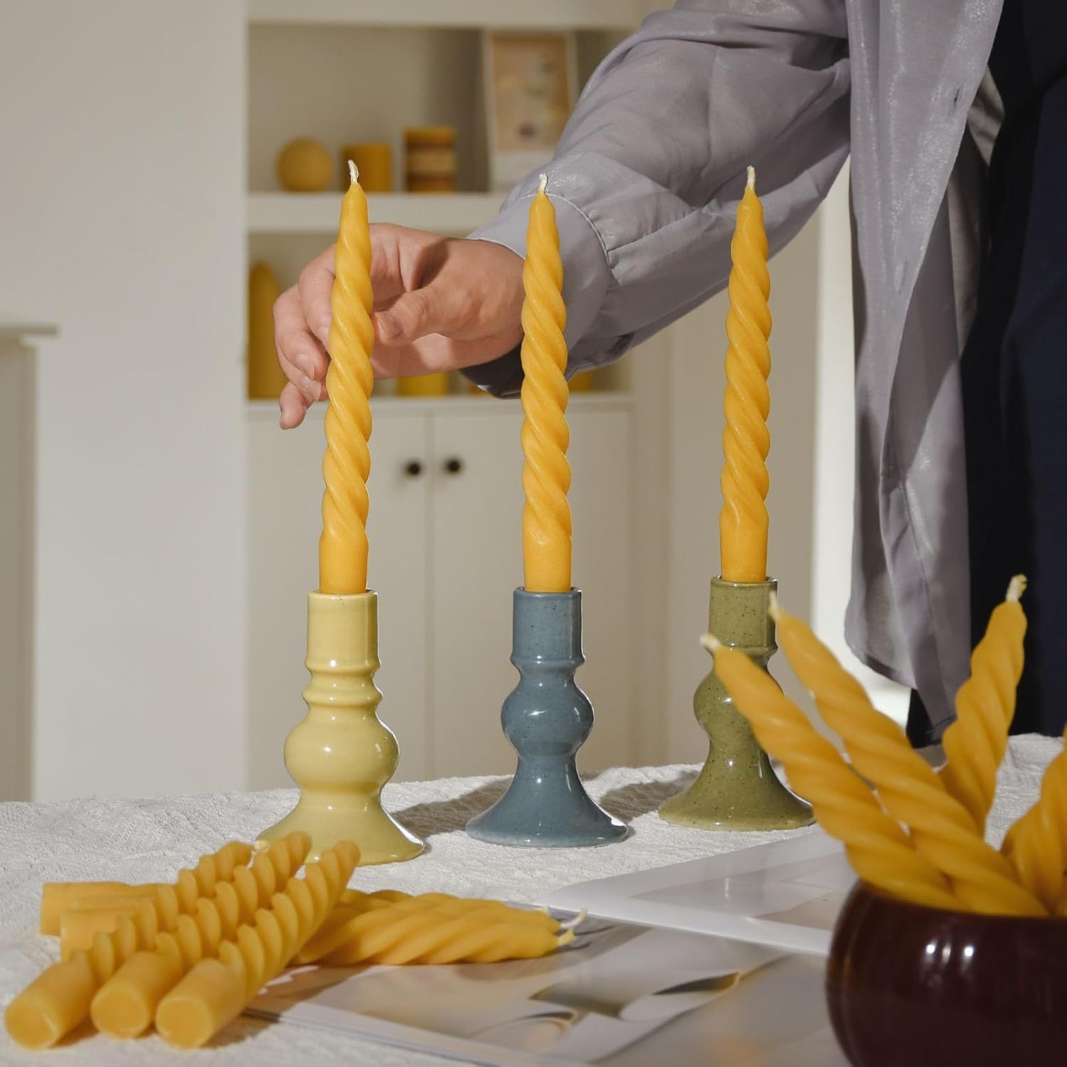 Suministro de stock set de cera de abeja transfronteriza, cera de abeja de barra espiral, cera de abeja de cuatro piezas, vela larga sin humo, cera de abeja