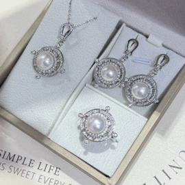 天然珍珠项饰;天然珍珠胸饰;天然珍珠耳饰