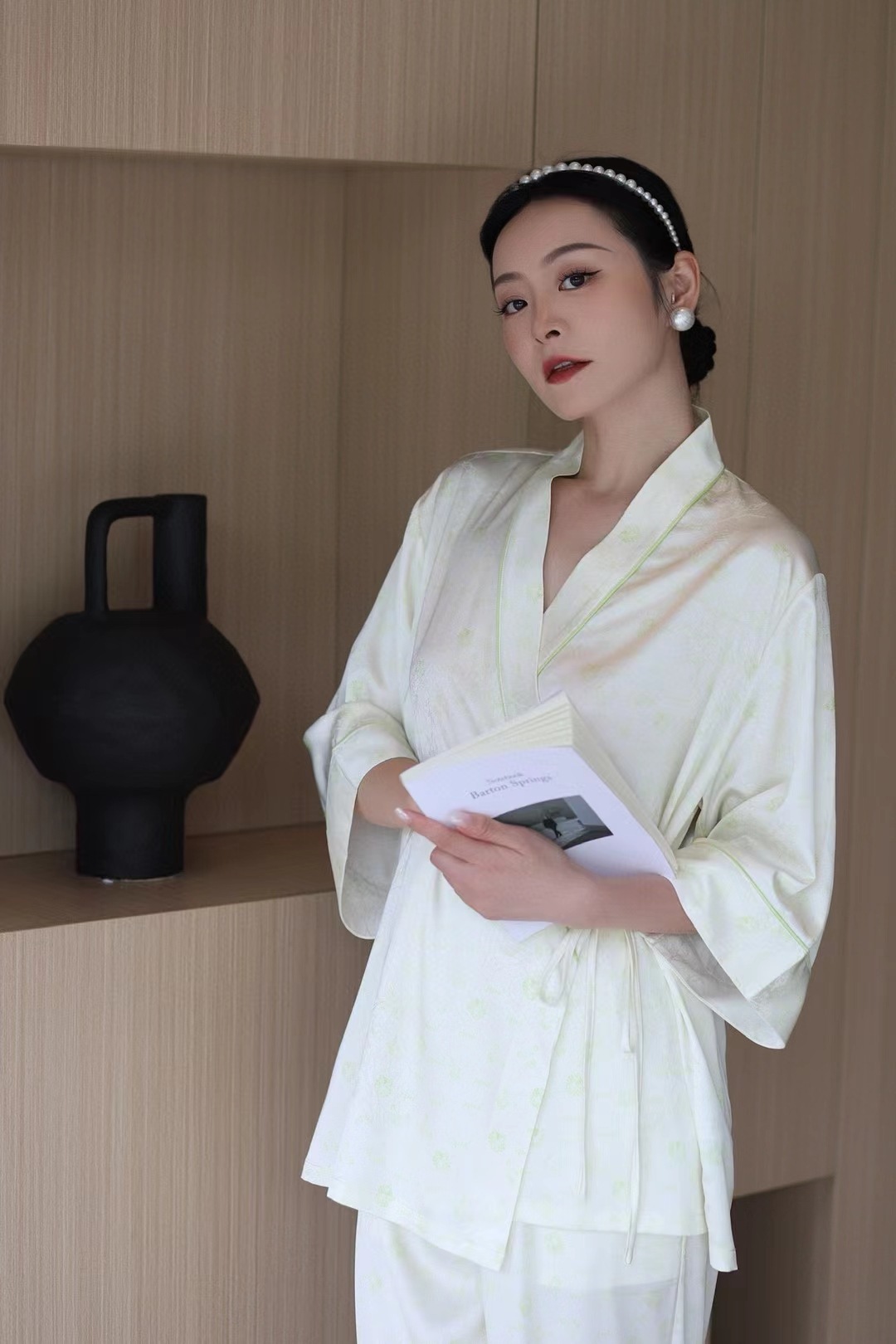 흰색 배경에 작은 녹색 꽃