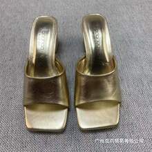 ��a�¿�Ů�ⷽ�^�ļ��r��һ����Ь�⴩��ɫ�߸�Ь�ָ�Ů��Ь