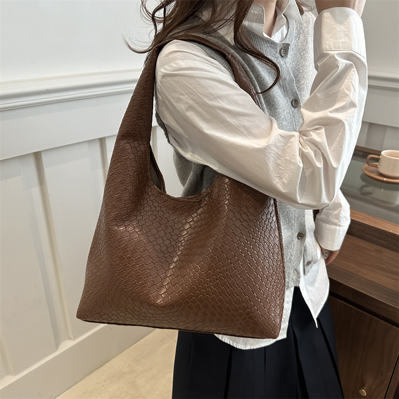 Casual diseño de gran capacidad de estilo extranjero bolso de hombro 2025 moda trenzado bolso de viaje simple retro bolso de brazo