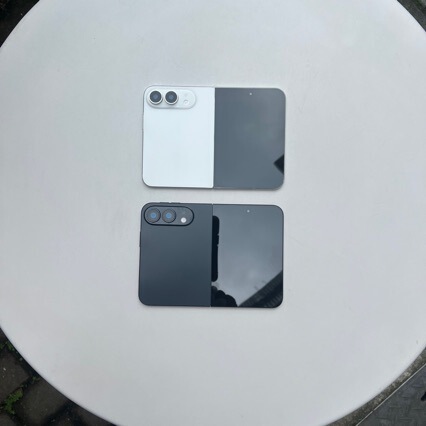 Suitable for 18 Duo Mobile Phone Model Simulation, Foldable 18Pro18Promax New Display Prop Model with Black Screen