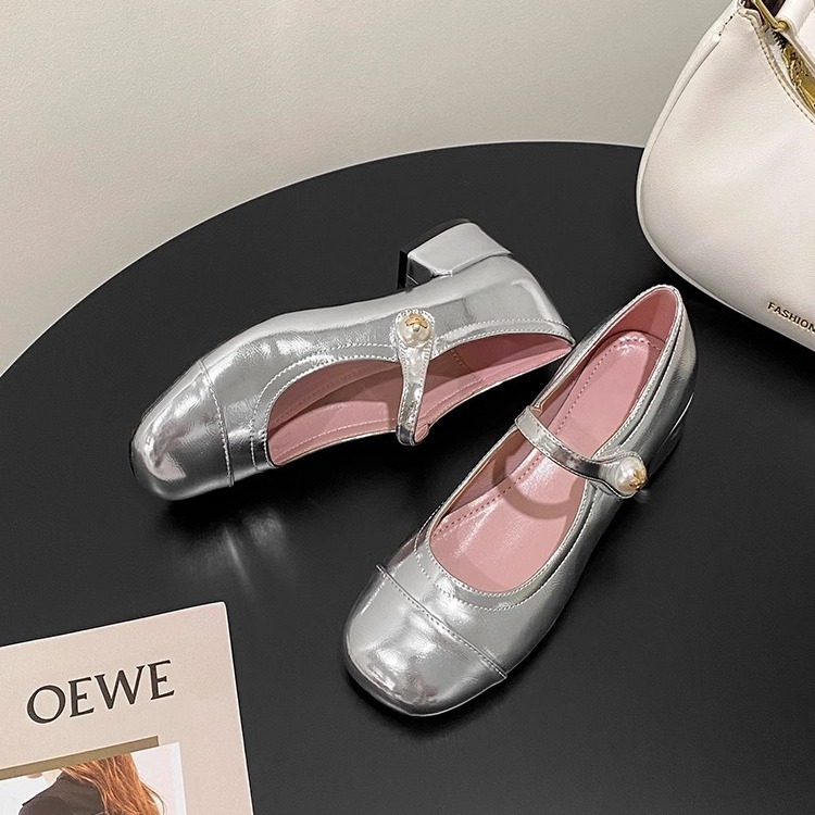Versión de piel de oveja ~ zapatos de estilo francés de plata de mujer de tacones gruesos fragancias de cabeza redonda velcro con una falda ligera zapatos simples
