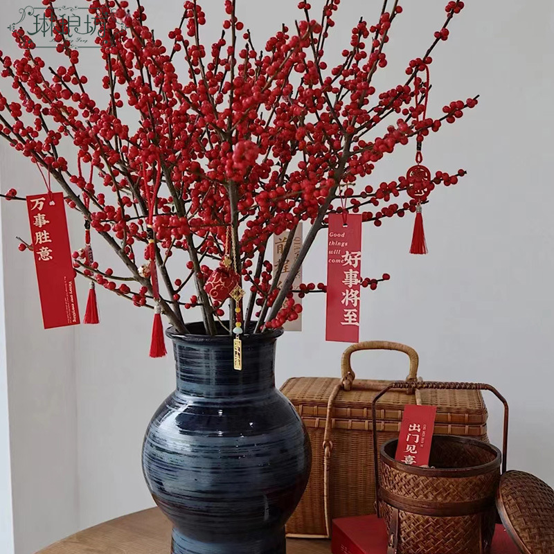 La tarjeta festiva está destinada a ser roja, segura, feliz, afortunada, feliz, feliz, llena de flores y tarjeta decorativa de plantas verdes
