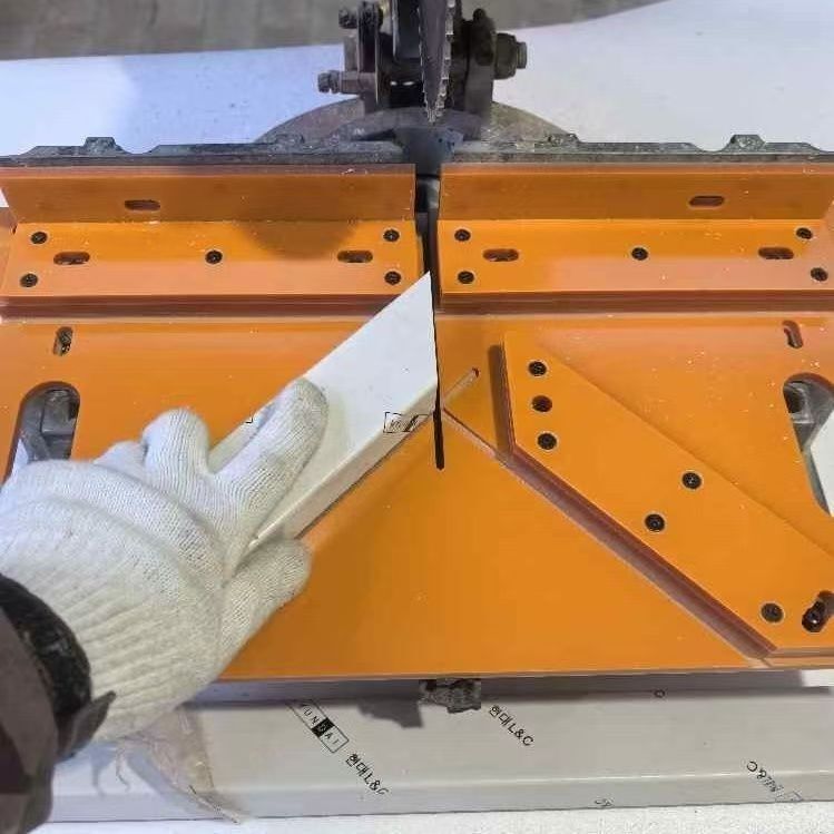 ドアカバーの窓カバーの斜めの切断固定器の45度の切断のベースのテンプレートの補助器は多種のアルミニウムの切断の鋸に適します。|undefined