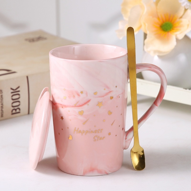 創意陶磁器のコップの個性のカップルは杯のマグカップに対して蓋のスプーンを持って開業します。|undefined