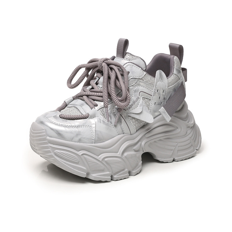 Giày sneaker nữ đế dày tăng chiều cao, lưới thoáng khí, phong cách thể thao — màu be