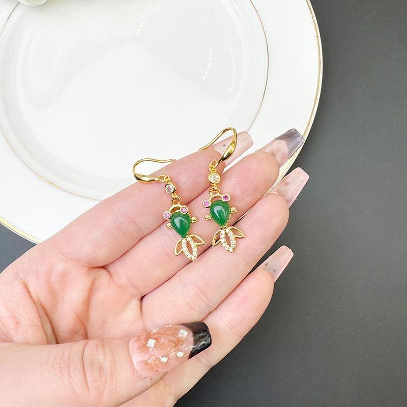 Tendencia nacional Vietnam arena oro pendientes retro con incrustaciones de circón calcedonia gancho de oreja temperamento femenino todo fósforo joyería de alta calidad al por mayor