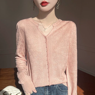 春秋新款轻薄柔顺精纺羊毛V字领女士套头上衣钩花设计感针织打底