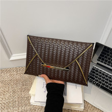 气质简约女士2025复古时尚通勤质感晚宴鳄鱼纹大容量信封手拿包