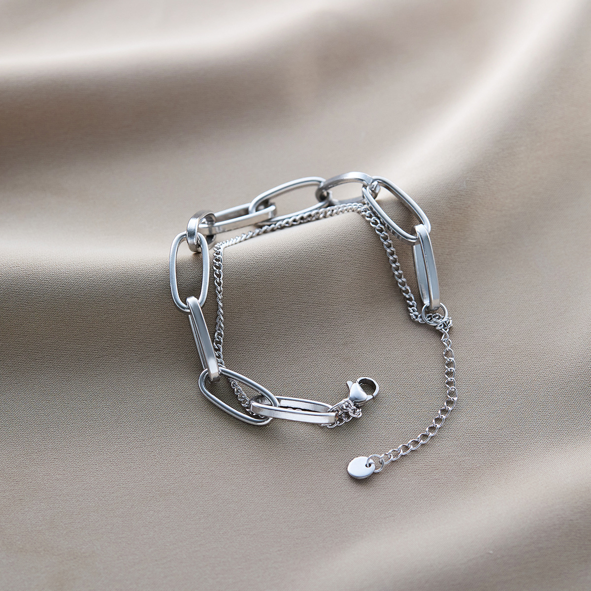 温鑑は色を落とさないで越境してよく売れているチタン鋼のブレスレットの女性の五葉の草はダイヤモンドのins風の個性の18kの真空の電気めっきを入れます。