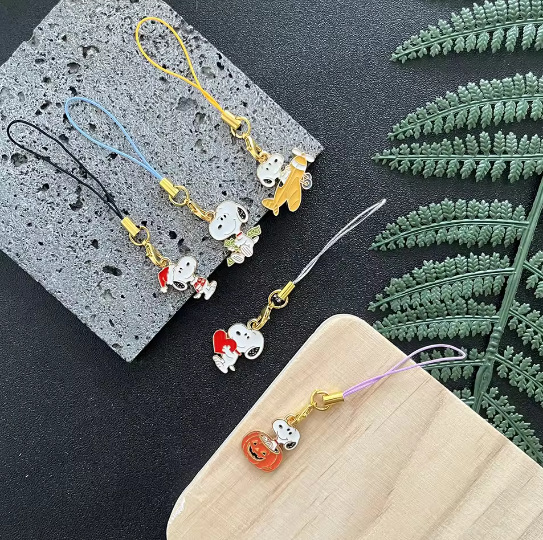 Cross-Border Classic Cartoon Snoopy Pendant Necklace Christmas Hat Pumpkin Snoopy Mobile Phone Chain Pendant Cute and Versatile