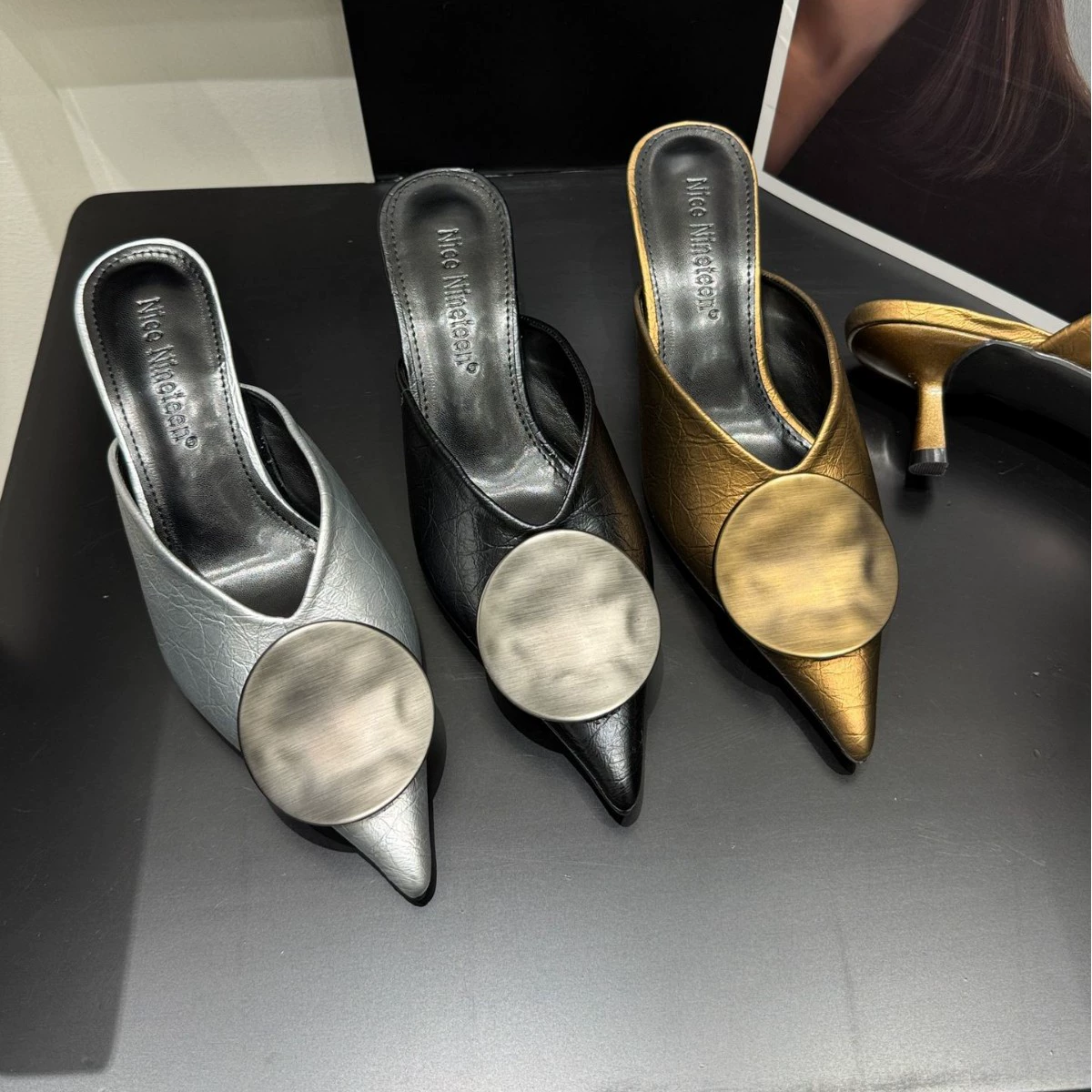 Новая модель ретро-стиля с заостренными металлическими круглыми пуговицами и плоскими туфлями для женщин на улице с золотыми полузатыкками