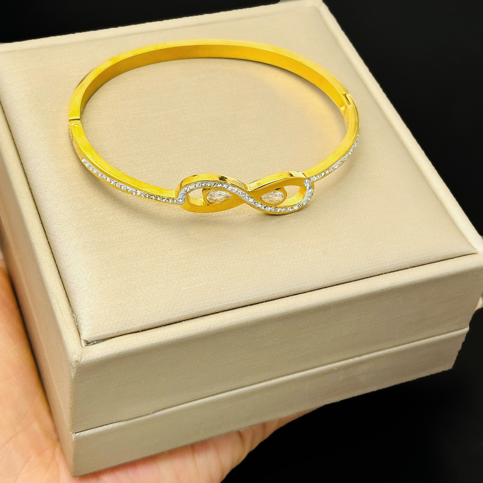 Mobius Ring Love Infinite Pulsera Moda femenina Pulsera de todo fósforo Acero de titanio No se desvanece Joyas de oro Simple y ligero Lujo