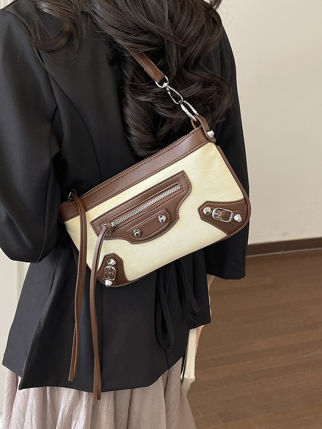 Bolsos de alta calidad para mujeres 2026 nueva textura de moda remaches locomotora viento bolsos de tendencia transfronteriza bolsos de mochila image 4