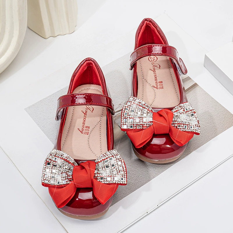 Детские кожаные туфли для девочек, весна-осень 2025, новая модель, красные, с бантом, для маленьких принцесс, модные, нескользящие, на плоской подошве