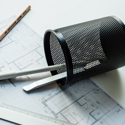 Deli 909 pen holder is simple, fashionable and classic black student office metal round pen holder desktop stationery storage