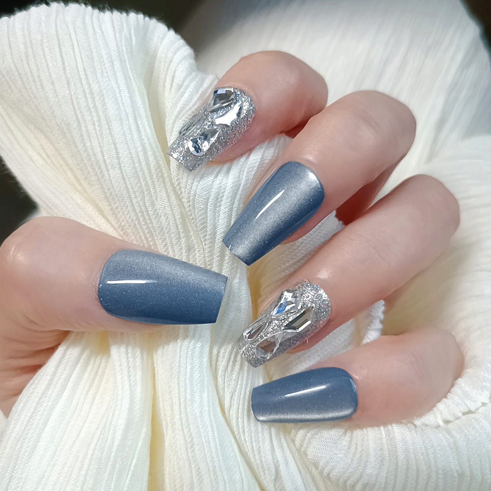 Ojos de gato con diamantes trapezoides para usar uñas cortas, plata y azul, 24 piezas de estilo de moda, parches de uñas falsas terminados