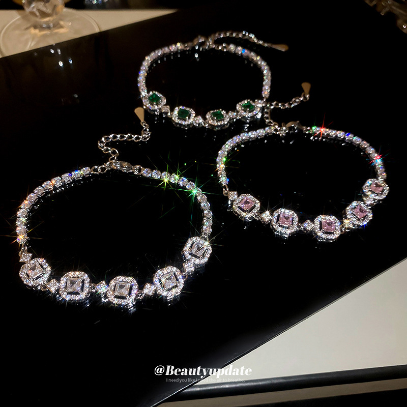 Pulsera geométrica de diamantes esmeralda de estilo palacio francés Pulsera de temperamento magnífico, exquisita luz y lujo, joyería de alta calidad para mujer