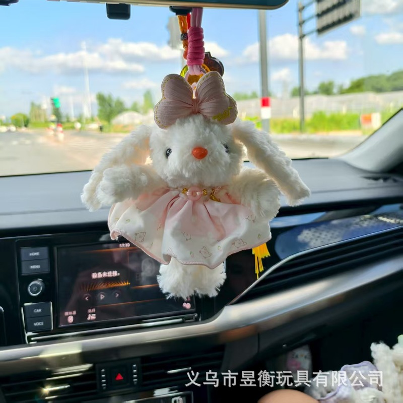 創意の長い耳のウサギはかわいい垂れ下がった耳の小さい白いウサギのぬいぐるみの鍵を掛けて女子学生のカバンを掛けて飾ります。|undefined