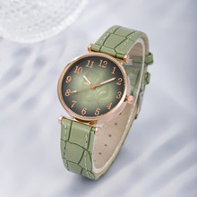 2025跨境新款气质女士叶子图案圆盘皮带表装饰石英表爱心手链套装