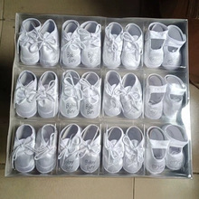 ��ɫ�냺����Ь ϴ�YЬWhite baby's newborn shoes, baptismal s