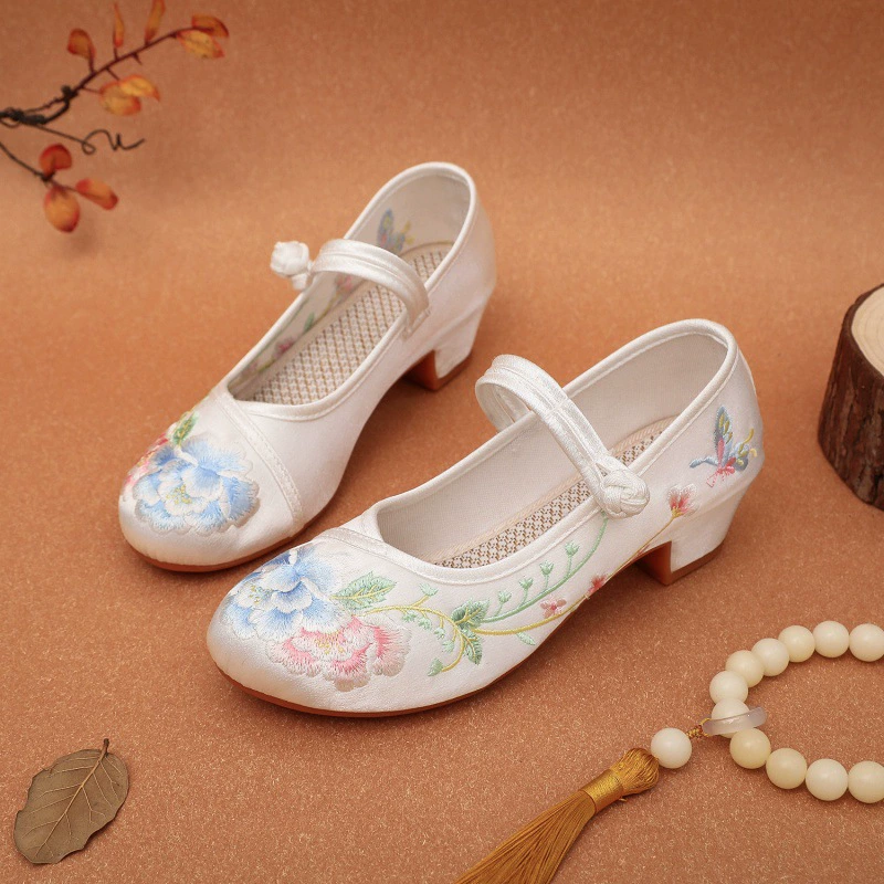 (217-02) Весенний новый национальный стиль вышитой обуви