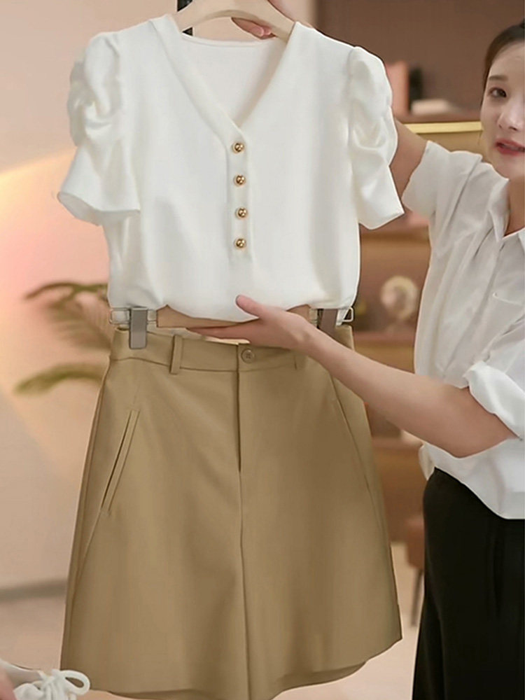 Áo thun nữ tay ngắn cổ tròn phồng vai, dáng ôm nhẹ — màu đen