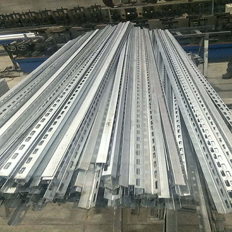重庆万能角钢现货 幕墙角铁冲孔 建筑支架用三角铁现货出售