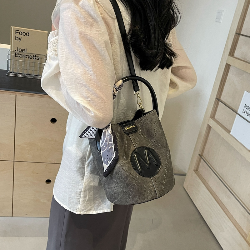 Bolso de cubo para mujer 2025 nuevo bolso de mano de estilo explosivo de color en contraste transfronterizo de moda bolso de mensajero de un solo hombro con textura de alta gama retro