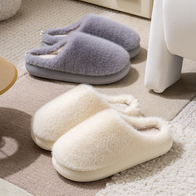 Zapatillas de algodón para mujeres otoño e invierno de peluche 2025 nuevos zapatos para el hogar de interiores con peluche grueso de suela suave de algodón para hombres