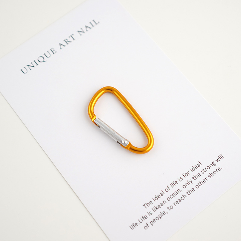 バックパックにフックを掛けて登山ボタンを掛けます。