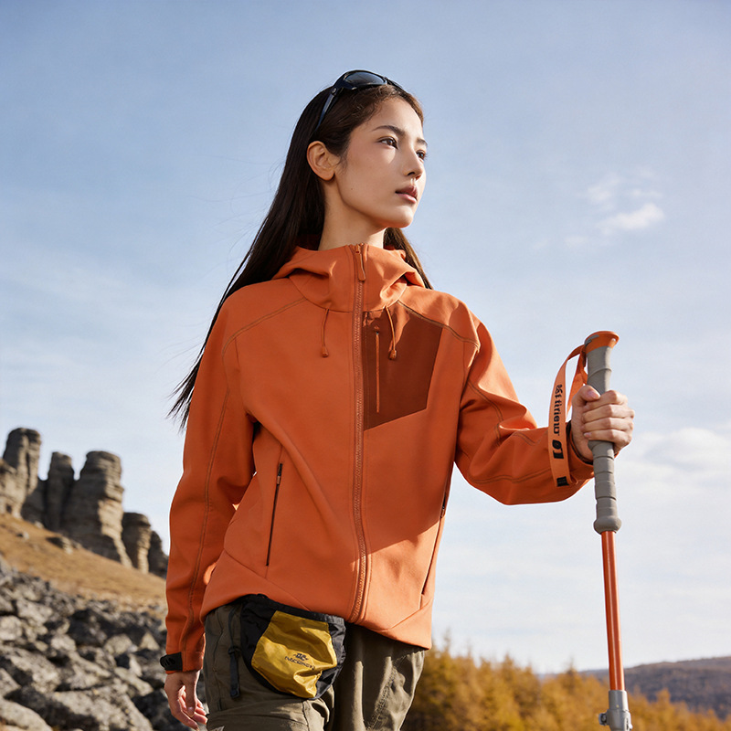 Wholesale new popular two-layer softshell jacket for men and women, hooded, composite fleece-lined, suitable for autumn and winter outdoor wear