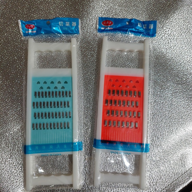 5元店はプラスチックの板を厚くして太さを削ります。|undefined