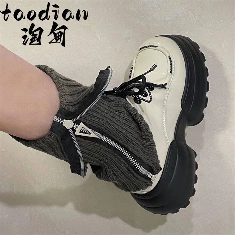 Zapatos de suela gruesa para chicas de primavera y otoño 2024 nuevos zapatos de cuero de nicho de suela gruesa para mujeres de primavera y otoño