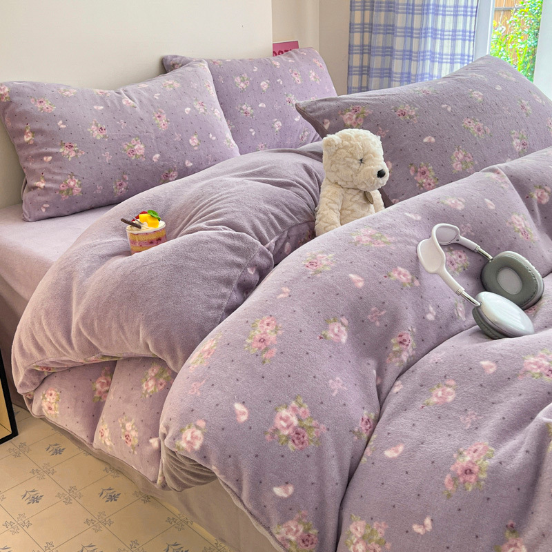 Cama de dibujos animados de leche de seda de cuatro piezas 2026 nueva sábanas de seda de coral de otoño y invierno cubierta de colcha de cama de tres piezas
