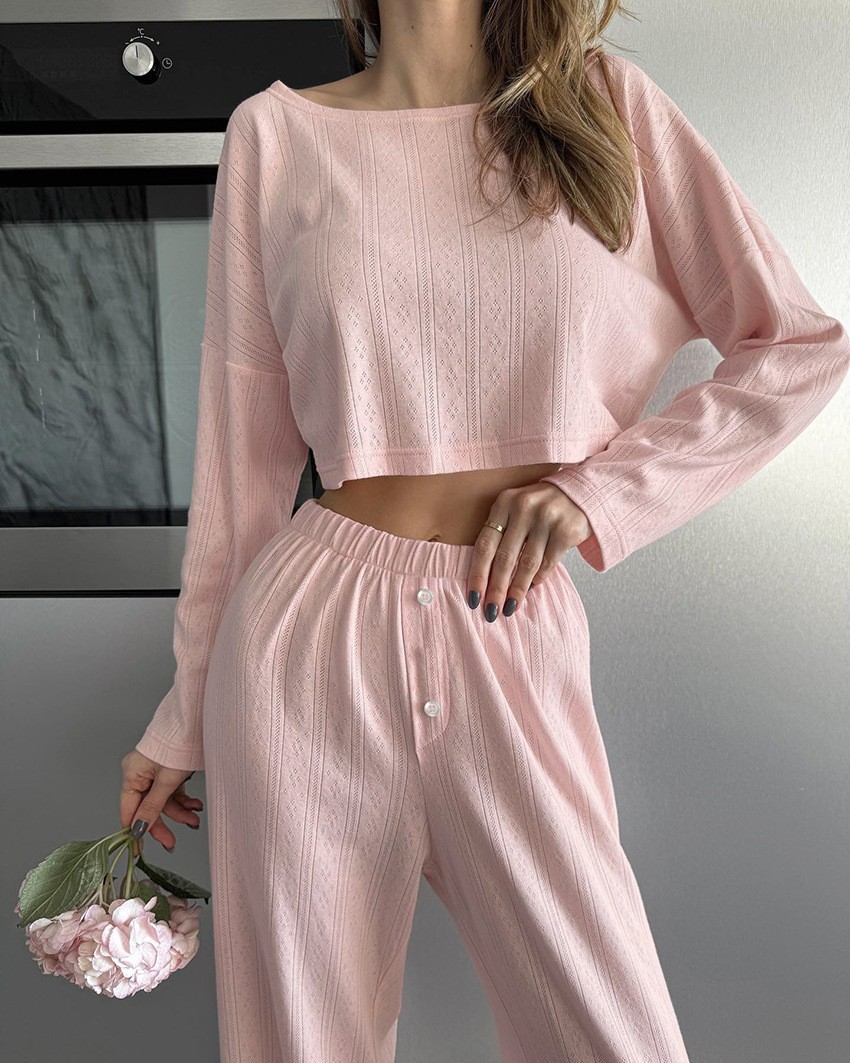 Ensemble pyjama femme composé d'un haut court à manches longues en maille unie et d'un pantalon large._voghion.com