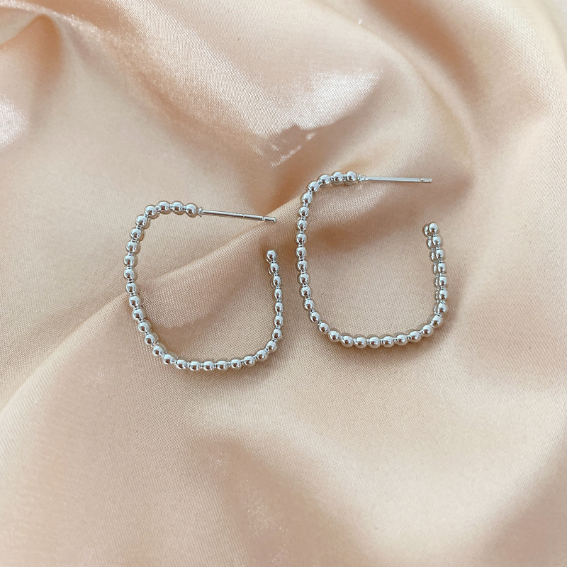 Anillo de metal francés aretes de anillo simple aretes de aretes nuevos estilos de estilo estilo estilo estilo de diseño de nicho temperamento único aretes de mujer cara pequeña