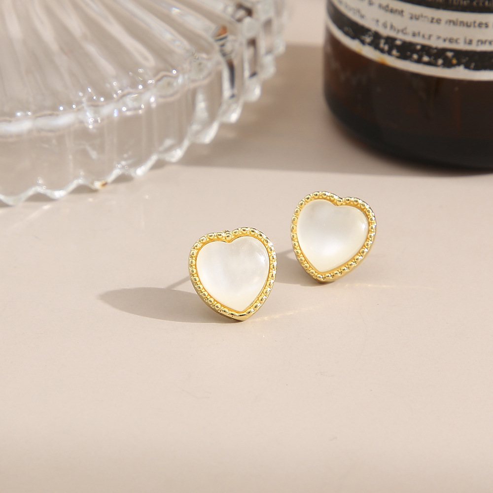 Retro Fashion Elegant White Heart Small Stud Earrings Women display picture 2