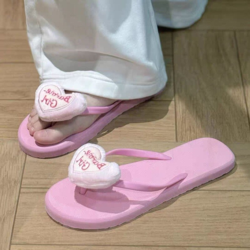 Pink Barbie heart-shaped soft-soled flip-flops, ins-style girly heart-shaped thong sandals, summer outdoor open-toe sandals Pink Barbie heart-shaped soft-soled flip-flops, ins-style girly heart-shaped thong sandals, summer outdoor open-toe sandals