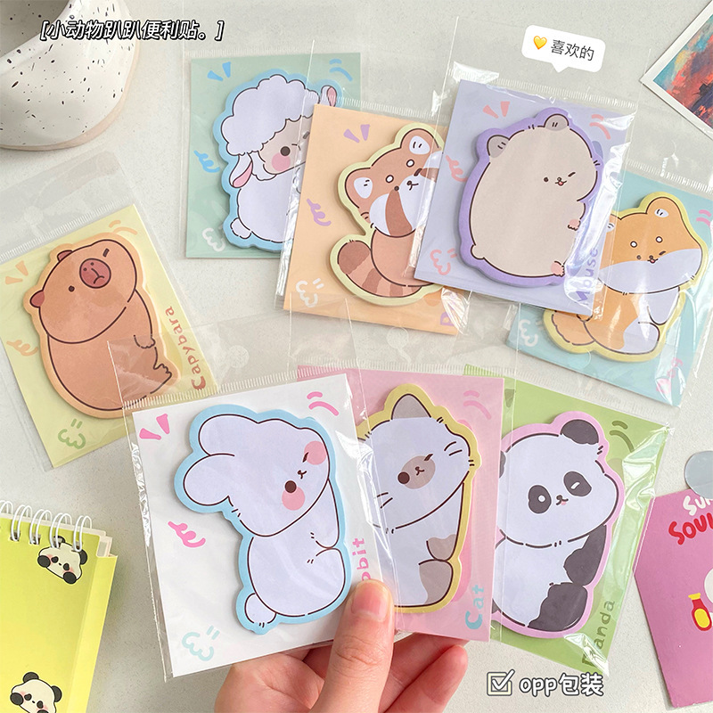 かわいいアニメの付箋は学生の文房具を貼っています。|undefined