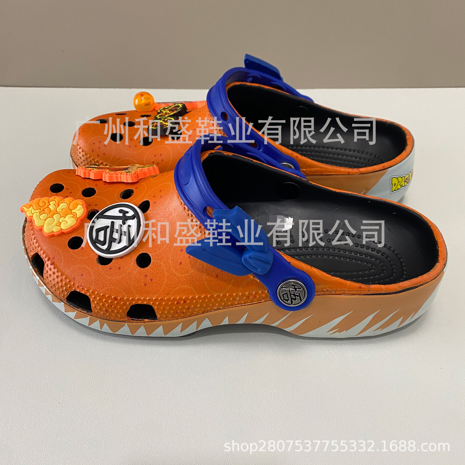 Croos co-branding Goku Dragon Ball Frissa Saru dibujos animados para niños zapatos de agujero zapatos de playa para hombres y mujeres