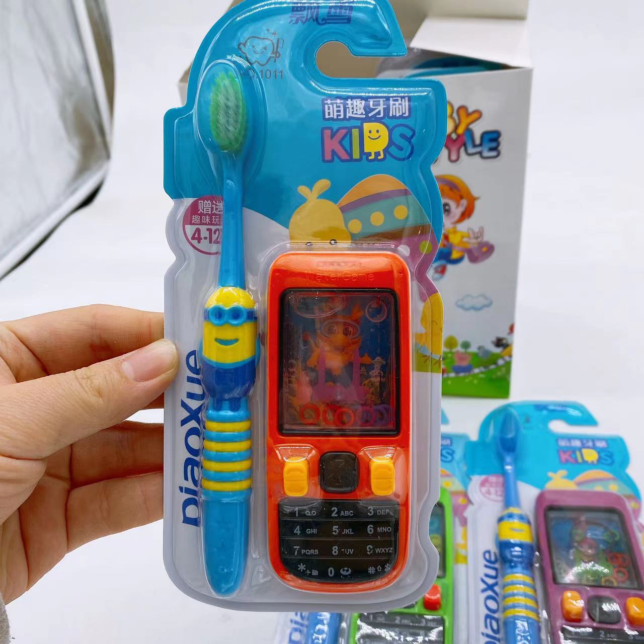 Cepillo de dientes de pelo suave para niños con juguetes máquina de juego de agua juguetes de teléfono móvil clásico nostálgico creativo cepillo de dientes grandes almacenes al por mayor