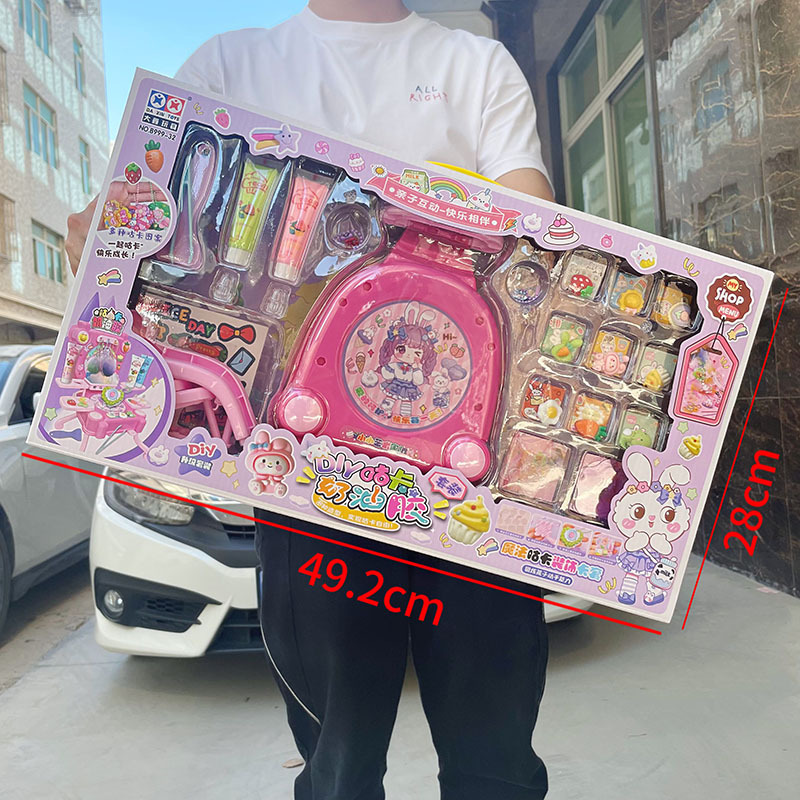 子供のままごとは楽しくて、ミニの食事をします。